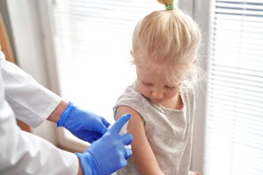 Aşıdan hemen önce doktor tarafından dezenfekte edilen Kafkas ilköğretim kolu.