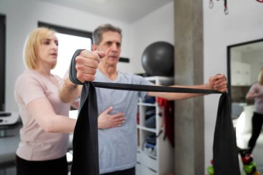 Kıdemli adam fizyoterapiste gitti.