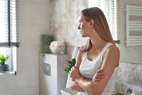 Blanke Vrouw Staat Stilte Binnenlandse Badkamer Weg Kijken — Stockfoto