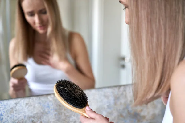 Mujer Caucásica Impactada Sosteniendo Cepillo Pelo Con Mucho Pelo Ella — Foto de Stock