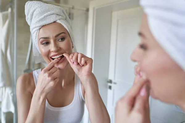 Mujer Joven Caucásica Dientes Hilo Dental Baño — Foto de Stock