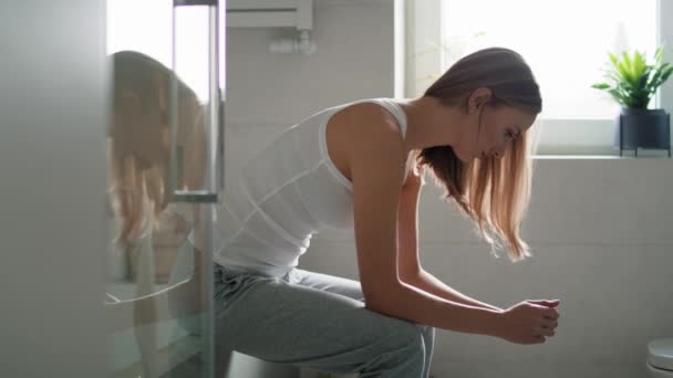 Genç Bir Kadın Banyo Kenarında Oturuyor Hamilelik Testi Sonuçlarını Bekliyor — Stok video