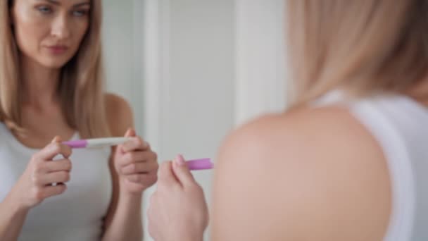 Młoda Kobieta Stoi Przed Lustrem Łazience Czeka Wyniki Testu Ciążowego — Wideo stockowe