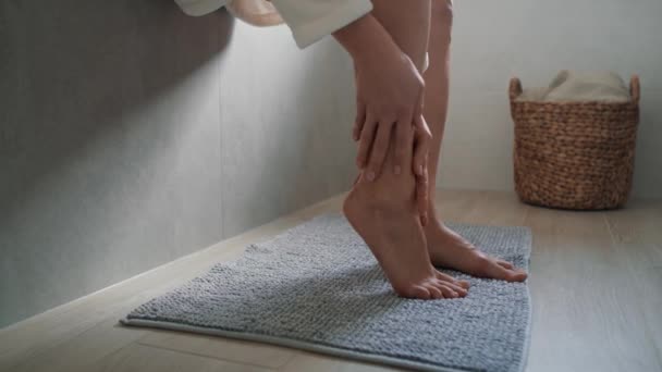 Mujer Caucásica Irreconocible Aplicando Crema Hidratante Las Piernas Fotografía Con — Vídeo de stock