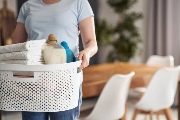 Zblízka Běloška Žena Drží Koš Prádlem Doma — Stock fotografie