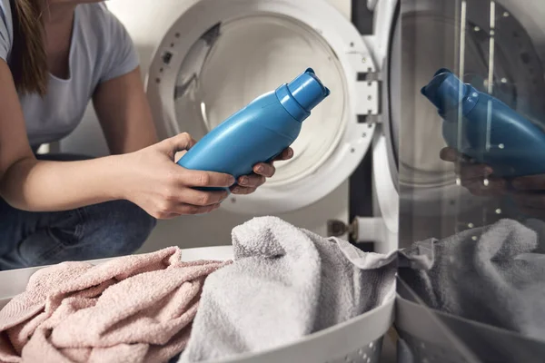 Close Mulher Caucasiana Lendo Detergente Limpeza Fazer Roupa — Fotografia de Stock