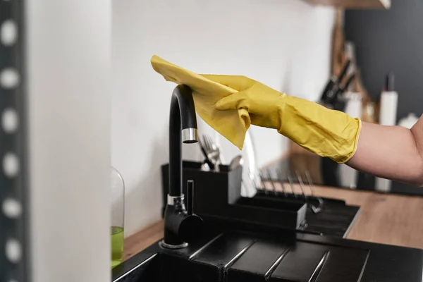 Evdeki Mutfak Musluğunu Temizleyen Kafkasyalı Kadına Yakın Dur — Stok fotoğraf