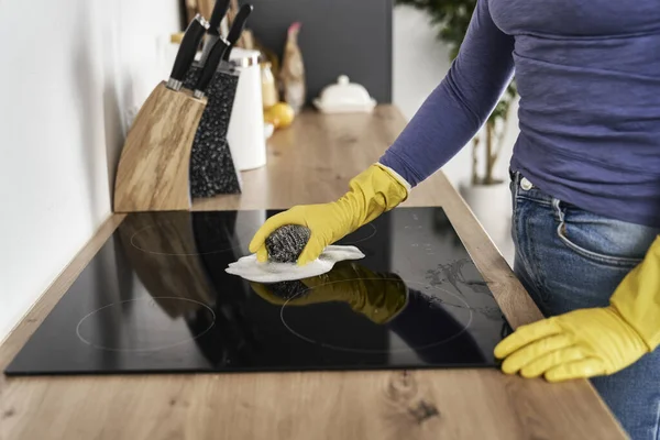 Close Van Kaukasische Vrouw Schoonmaken Van Keramisch Glas Kookplaat — Stockfoto