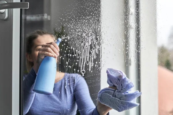 关在家里洗窗的高加索女人 — 图库照片