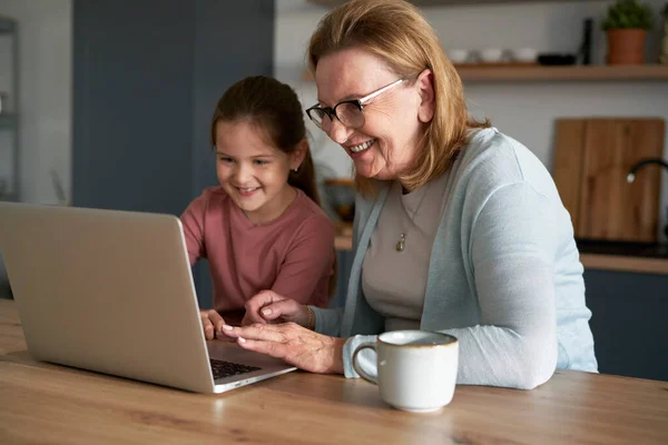 Großmutter Und Enkelin Nutzen Laptop Gemeinsam Hause — Stockfoto