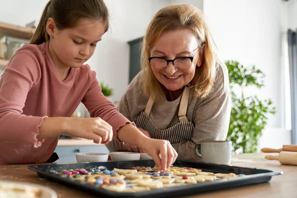 Caucasian Grandmother Help Her Granddaughter Bake Cookies — Stock Photo, Image