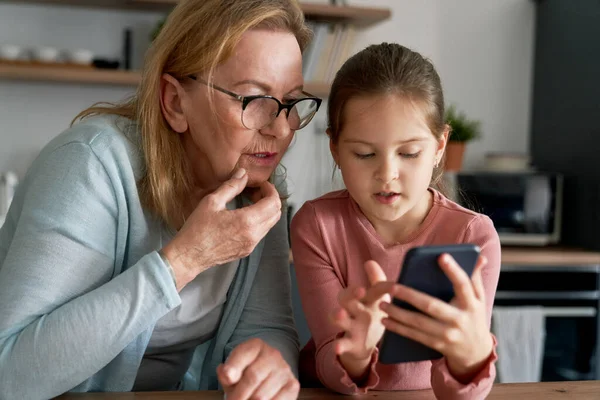 Vit Mormor Och Hennes Barnbarn Använder Smart Telefon Tillsammans Och — Stockfoto