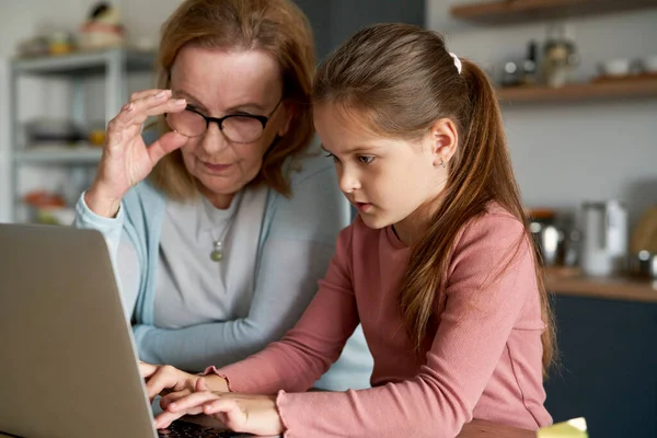 Großmutter Und Enkelin Nutzen Laptop Gemeinsam Hause — Stockfoto