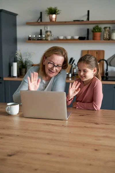 Vit Mormor Och Hennes Barnbarn Använder Laptop Tillsammans Hemma — Stockfoto