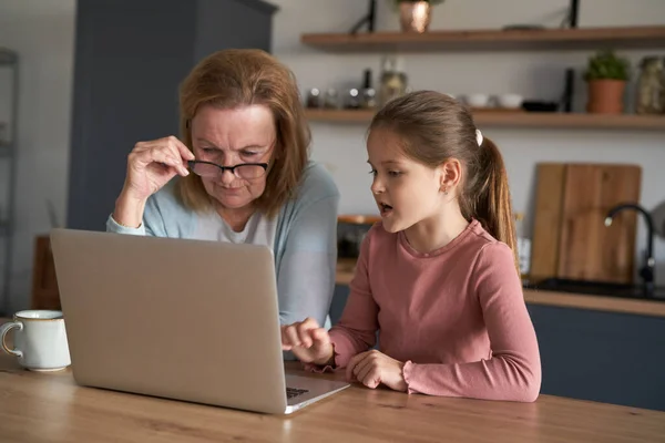 Vit Mormor Och Hennes Barnbarn Använder Laptop Tillsammans Hemma — Stockfoto