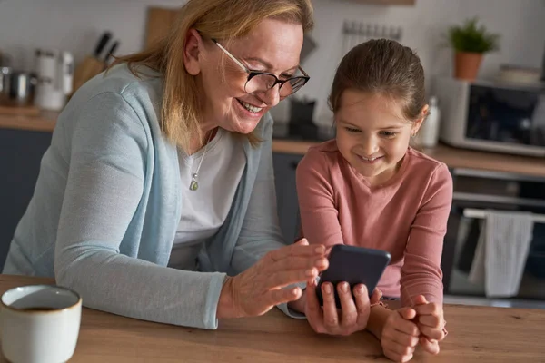 Kaukasische Großmutter Und Ihre Enkelin Benutzen Gemeinsam Ihr Smartphone — Stockfoto