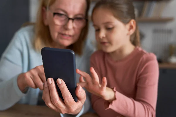 Vit Mormor Och Hennes Barnbarn Använder Smart Telefon Tillsammans — Stockfoto