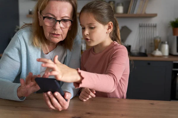 Caucasian Grandmother Her Granddaughter Using Smart Phone Together — Stock Photo, Image