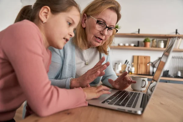 Caucasian Grandmother Her Granddaughter Looking Laptop Home — Stock Photo, Image