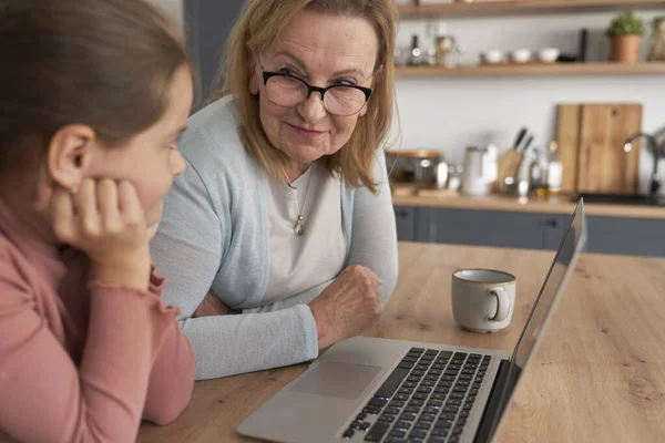 Kaukaski Babcia Jej Wnuczka Patrząc Laptopa Domu — Zdjęcie stockowe