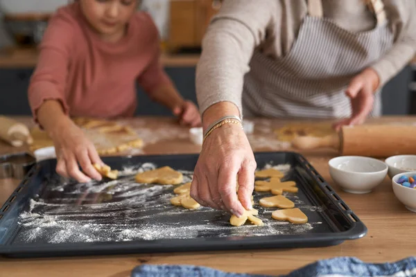 Menina Caucasiana Com Biscoitos Decoração Avó — Fotografia de Stock