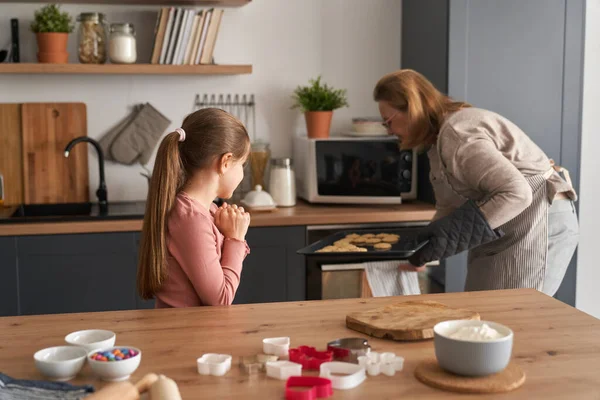 Caucasian Grandmother Granddaughter Checking Cookies Oven — Stock Photo, Image