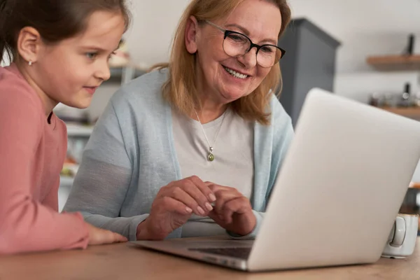 Caucasian Grandmother Her Granddaughter Looking Laptop Home — Stock Photo, Image