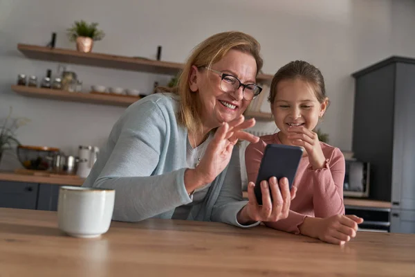 Vit Mormor Och Hennes Barnbarn Använder Smart Telefon Tillsammans — Stockfoto