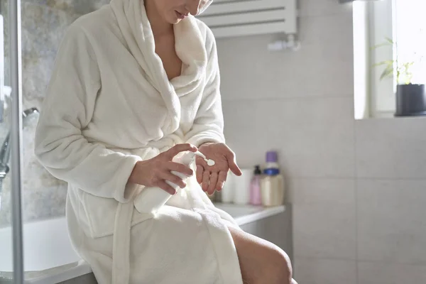 Blanke Vrouw Badjas Het Aanbrengen Van Hydraterende Crème — Stockfoto