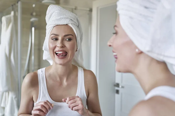 Mujer Joven Caucásica Revisando Los Dientes Después Usar Hilo Dental — Foto de Stock