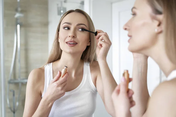 Caucasian Woman Applying Mascara Lashes Bathroom — Stock Photo, Image