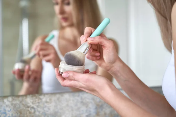 Mujer Caucásica Haciendo Maquillaje Baño Doméstico — Foto de Stock