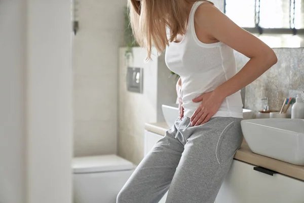 Unrecognizable Young Caucasian Woman Standing Bathroom Feeling Pain Stomach — Stock Photo, Image