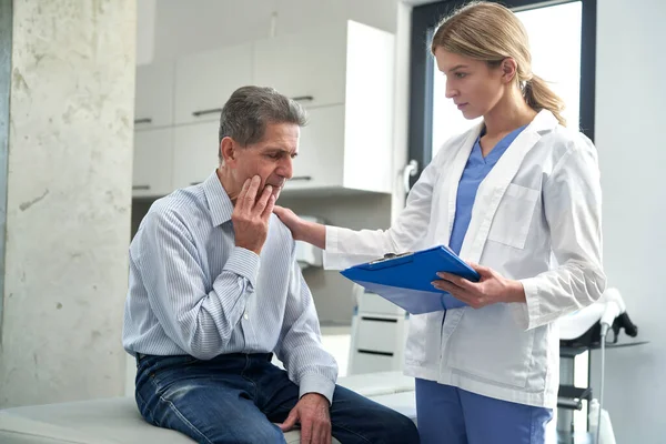 Kaukasiska Senior Man Får Dåliga Nyheter Från Läkare — Stockfoto