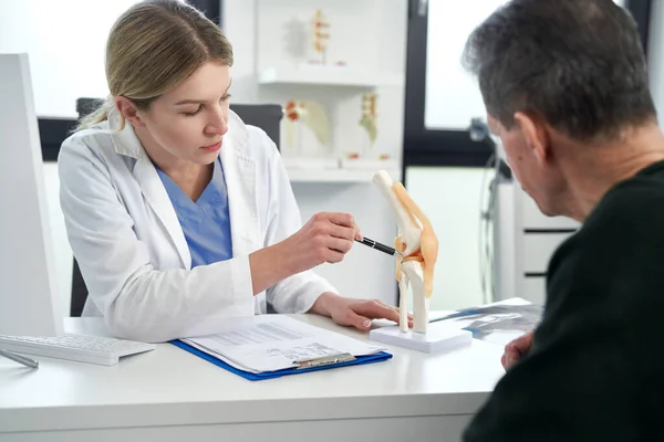 Vrouwelijke Blanke Arts Gesprek Met Haar Patiënt — Stockfoto