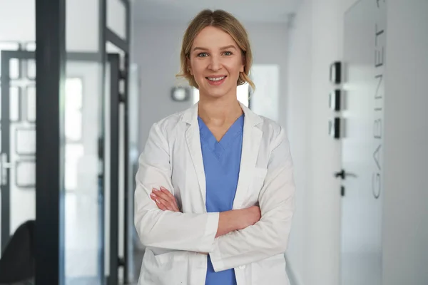 Retrato Doctora Caucásica Sonriente Clínica Médica —  Fotos de Stock