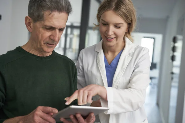 Blanke Senior Man Met Dokter Gesprek — Stockfoto