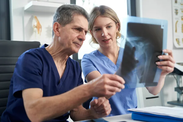 Dos Médicos Caucásicos Discutiendo Sobre Imagen Rayos —  Fotos de Stock