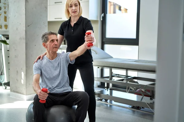 Physiotherapeutin Arbeitet Mit Senioren — Stockfoto