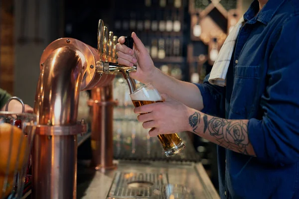 Close Bartender Serving Beer Bar — Stock Photo, Image