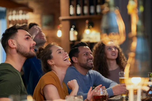 Grupo Amigos Assistindo Jogo Juntos Pub — Fotografia de Stock