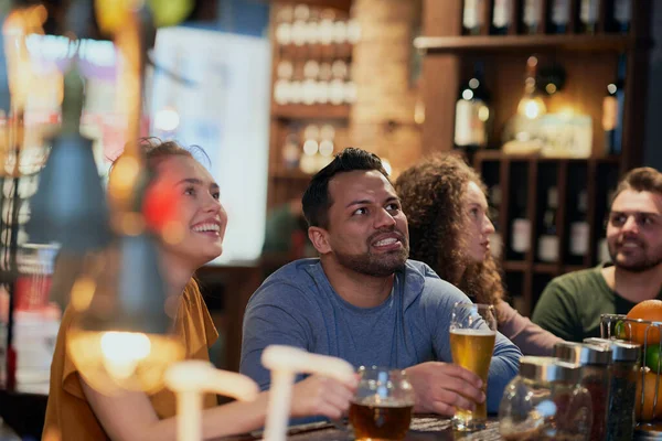 Group Friends Watching Match Together Pub — Stock Photo, Image
