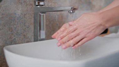 Lavaboda ellerini yıkayan kadına yakın dur. 8K 'da kırmızı helyum kamerayla çekildi.. 