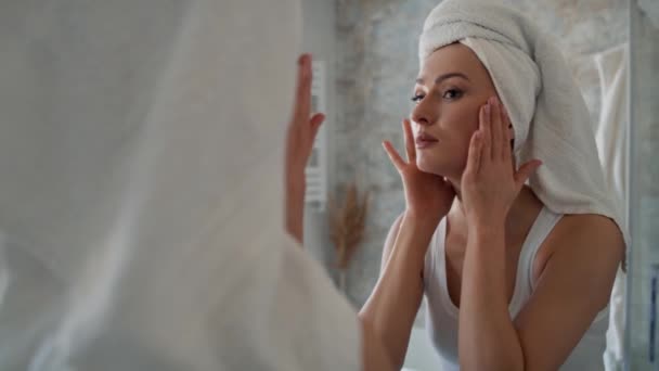 浴室の若い白人女性は顔の皮膚の状態を確認します 8Kでレッドヘリウムカメラで撮影 — ストック動画