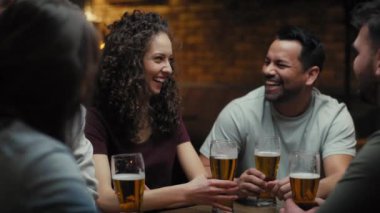 Bir grup arkadaşın barda vakit geçirdiği bir video çekimi. 8K 'da kırmızı helyum kamerayla çekildi.. 