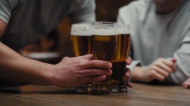 Arkadaşları için bira bardakları getiren tanınmayan bir adama yakın çekim. 8K 'da kırmızı helyum kamerayla çekildi.. 