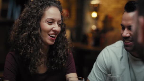 Handheld Video Pertemuan Teman Teman Pub Ditembak Dengan Kamera Red — Stok Video
