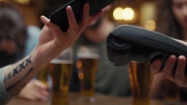 Pub 'da bağlantısız ödeme yapan tanınmamış bir adam. 8K 'da kırmızı helyum kamerayla çekildi.. 