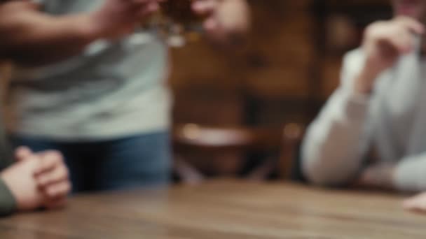 Primo Piano Uomo Irriconoscibile Che Porta Bicchieri Birra Gli Amici — Video Stock
