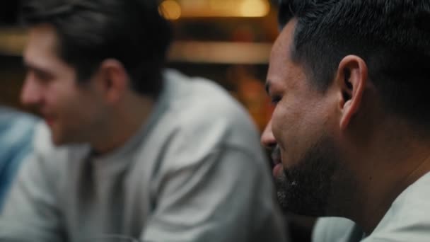 Bira Içen Arka Planda Arkadaşlar Olan Çok Irklı Bir Adamı — Stok video
